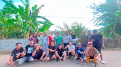 Perkuat Semangat Gotong Royong, Perangkat Desa Muara Punjung Bersama Warga dan Mahasiswa KKN UIGM Bersihkan Jalan Lintas Mangun Jaya