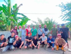 Perkuat Semangat Gotong Royong, Perangkat Desa Muara Punjung Bersama Warga dan Mahasiswa KKN UIGM Bersihkan Jalan Lintas Mangun Jaya