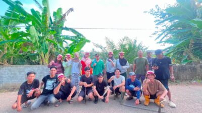 Perkuat Semangat Gotong Royong, Perangkat Desa Muara Punjung Bersama Warga dan Mahasiswa KKN UIGM Bersihkan Jalan Lintas Mangun Jaya